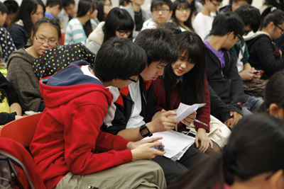 同學熱烈討論中