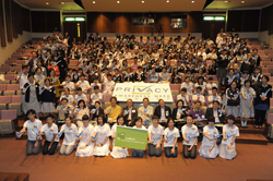 Mr. Allan Chiang, the Privacy Commissioner for Personal Data （5th from the right, 2nd row in left photo)and Mr. Lau Kong Wah, Under Secretary for Constitutional and Mainland Affairs (5th from the left, 2nd row in left photo) led 150 students to kick off the Privacy Awareness Week 2013 on 28 April 2013. 