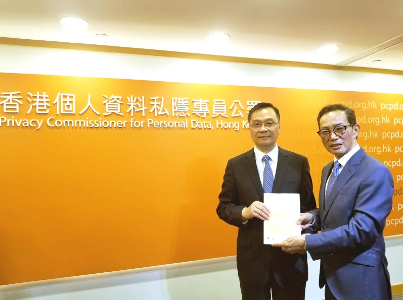 The Privacy Commissioner (right) and the head of the delegation, Judge Chen Hongxiang