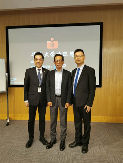 香港個人資料私隱專員黃繼兒（中）與華為法律事務部高級法律顧問丁家倫（左一）及澳門個人資料保護辦公室主任楊崇蔚（右一）於活動中合照。